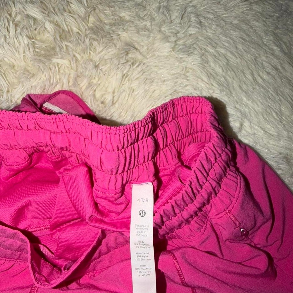 NWOT Lululemon Hotty Hot Shorts Mid Rise " *Ripened Raspberry Size 4 - Picture 3 of 3